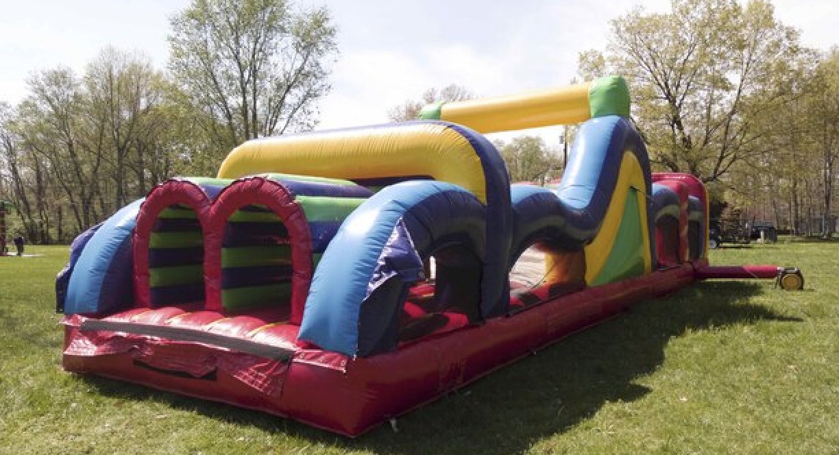 40' Fun Run Obstacle Course angle view